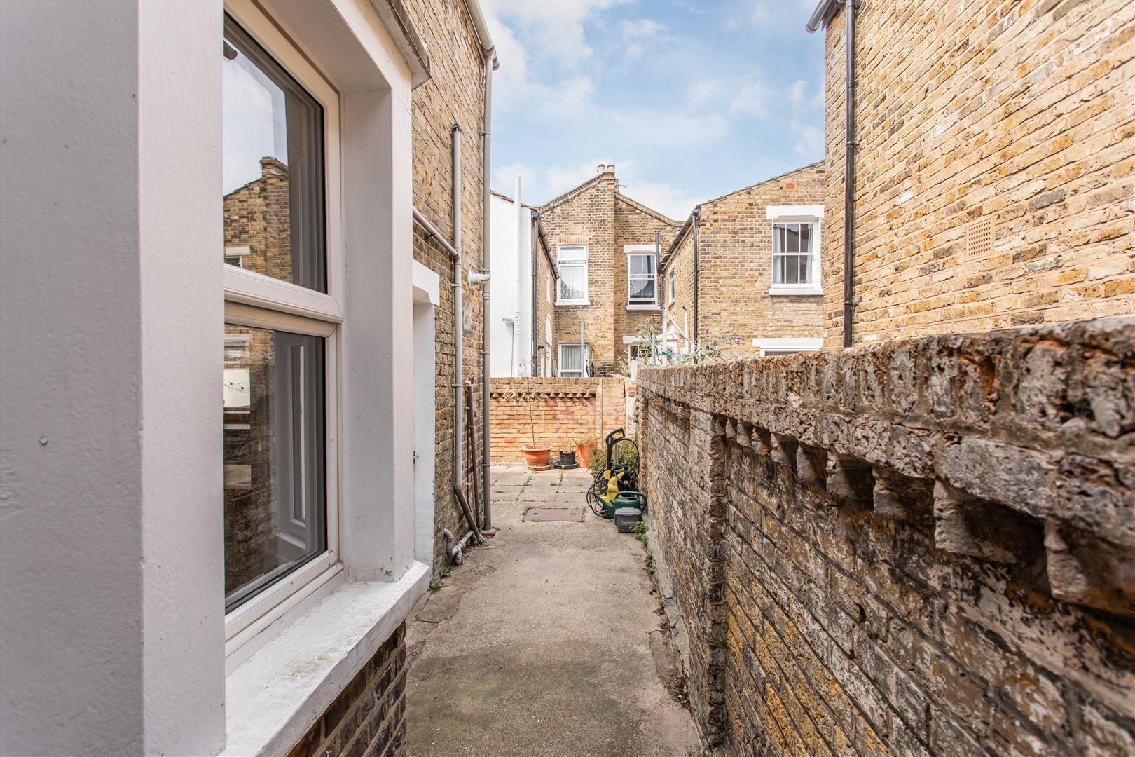 Strahan Road, Bow